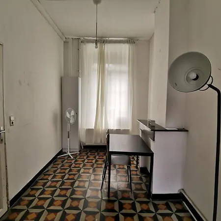 Spacious In Centre * خنت